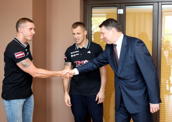 Valsts prezidents Raimonds Vējonis (no labās), Latvijas bokseris Mairis Briedis un treneris Sandis Kleins tikšanās laikā viesnīcā "Hotel Mercure".