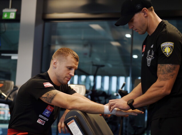 Bokseris Mairis Briedis un treneris Sandis Kleins aizvada atklāto treniņu, gatavojoties Pasaules boksa supersērijas duelim ar kubieti Maiku Peresu.