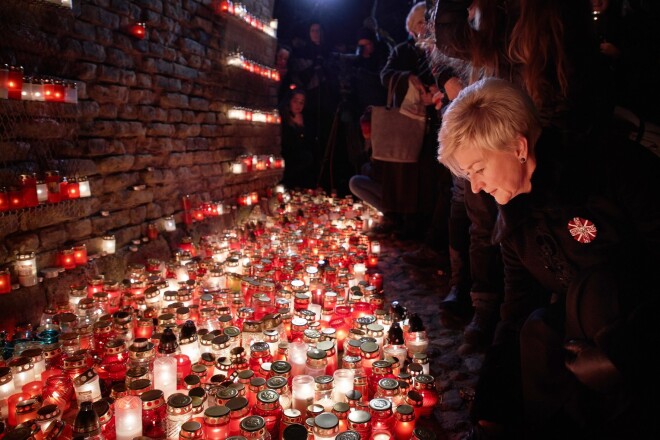 Svecīti nolika arī Latvijas pirmā lēdija Iveta Vējone.