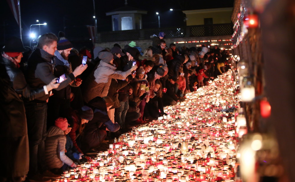 Godinot brīvības cīņu dalībniekus, 11.novembra krastmalā svecītes noliek tūkstošiem cilvēku
