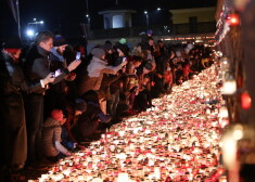 Par godu Lāčplēša dienai, cilvēki noliek svecītes pie Rīgas pils mūra 11.novembra krastmalā.