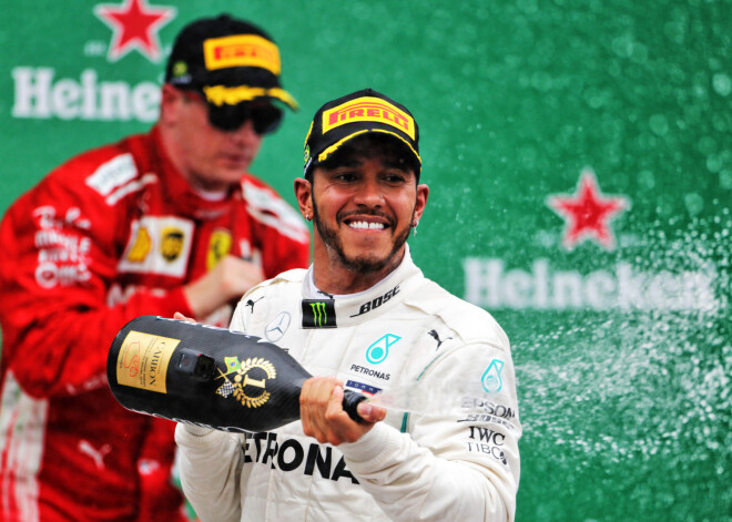 Hamiltons iegūst Brazīlijas Lielo balvu, sekmējot "Mercedes" kārtējo triumfu Konstruktoru kausā