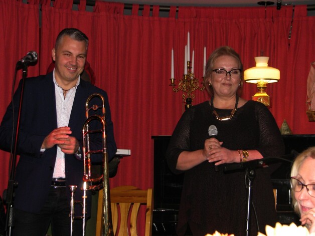 Vakara gaitā Kaspars Tīmanis kopā dziedātāju Daigu Petkeviču kāpa uz skatuves, lai atskaņotu vairākas Jāņa Strazda dziesmas ar Lindas sarakstītajiem tekstiem.