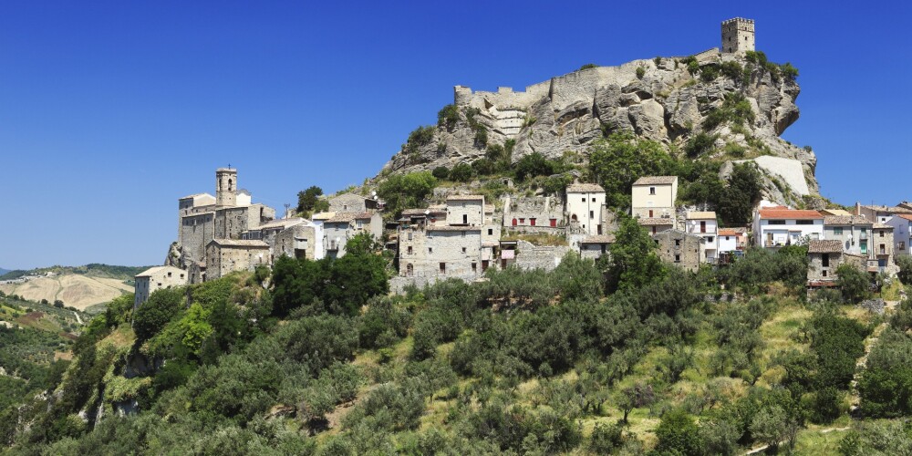FOTO: pasakaini skaistu viduslaiku pili Itālijā izīrē par neticami zemu cenu