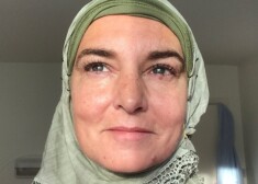 Bijusī popzvaigzne Šineida O'Konora jeb Šuhada Davitta, kā viņa tagad sevi dēvē.