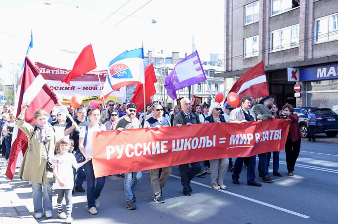 Krievu skolu aizstāvji dodas protesta gājienā pa Brīvibas ielu pret pāreju uz latviešu valodu skolās.