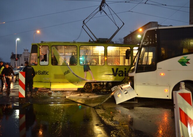 Otrdienas vakarā Liepājā, Lielajā ielā, notikusi autobusa un tramvaja sadursme.