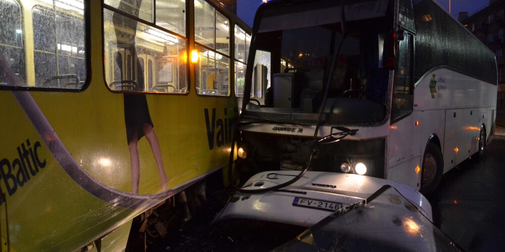 FOTO: Liepājas centrā saskrienas tramvajs ar lielo autobusu