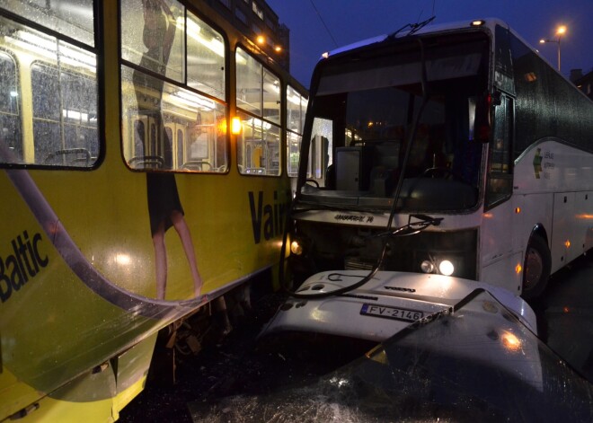 FOTO: Liepājas centrā saskrienas tramvajs ar lielo autobusu