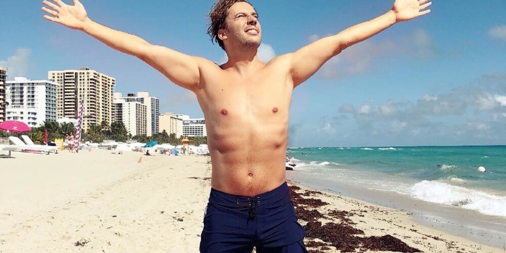Максим Галкин похвастался голым торсом на пляже в Майами