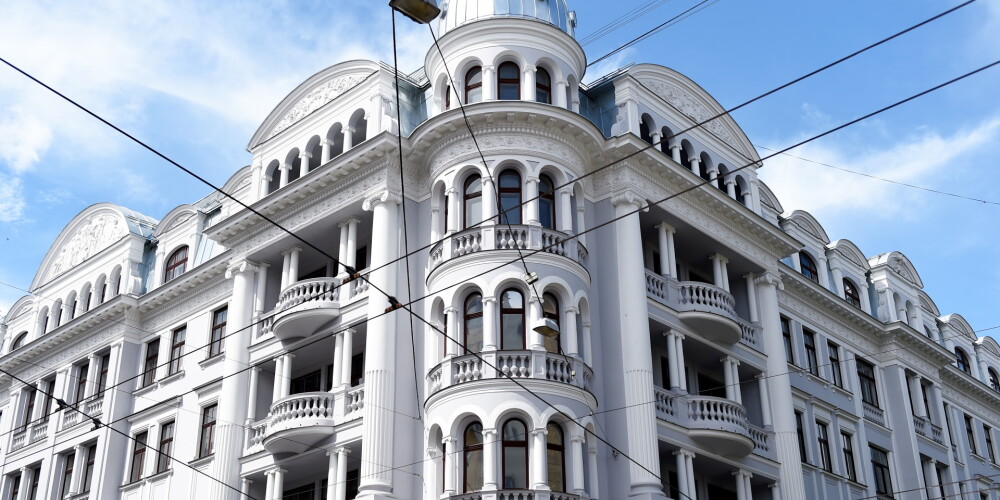 Atjaunotais Tetera nama (bijusī VDK ēka jeb Stūra māja) vēsturiskais fasādes krāsojums.