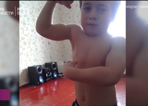 Čečenu līderis Kadirovs uzdāvina luksusa mersedesu piecgadīgam zēnam, kurš atspiedās vairāk nekā 4000 reižu