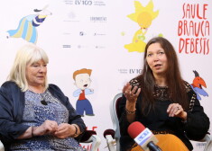 Filmas režisore, scenārija autore Roze Stiebra (no kreisās) un animatore Dace Liepa piedalās preses konferencē, kurā informē par animācijas filmu "Saule brauca debesīs".