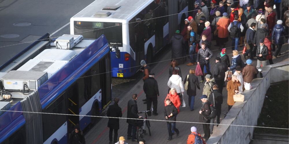 Valsts svētkos Rīgā būs ievērojamas izmaiņas sabiedriskā transporta maršrutos; transports būs bez maksas