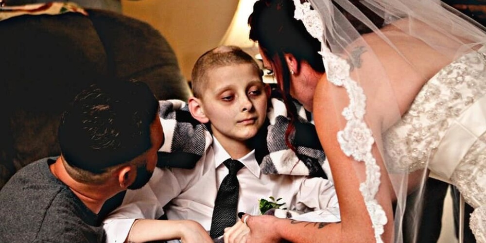 Zēns ASV, kurš ar vēzi cīnās jau no 6 gadu vecuma, savas mātes kāzās piepilda pēdējo vēlmi