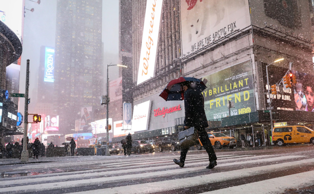 Sastrēgumi, haoss un lauzti koki - Ņujorka sagaidījusi pirmo sniegu