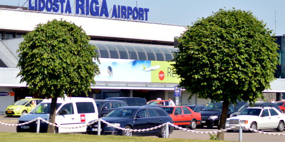 Между водителями такси в аэропорту "Рига" разгорелся конфликт, в ходе которого был применен слезоточивый газ и, возможно, холодное оружие