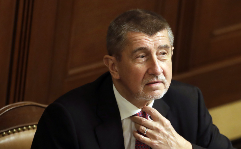 Čehijas premjers sola nekad neatkāpties korupcijas un nolaupīšanas skandālu dēļ