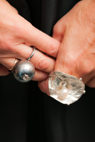 „Ko es varētu ieteikt tiem, kas ar rotām vēl aizvien ir uz jūs? Veikalos acis var būt mānīgas, rotas ir jāmēra. Nekad nevar teikt – tas nav man piemērots. Ja patīk šādas rotas, tad ir jālaiko,” uzsver Putāne.