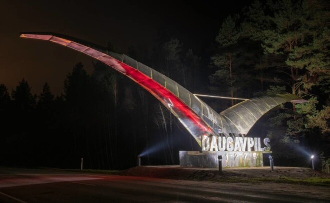 Iebraucot Daugavpilī, visus sarkanbaltsarkanās krāsās sveic pilsētas viītkarte - kaija.