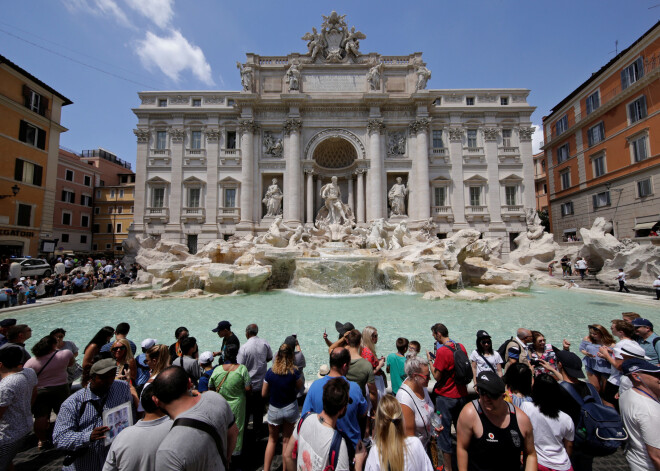 Tourists stand in front of the Trevi fountain in Rome, Italy, July 25, 2017.  REUTERS/Max Rossi