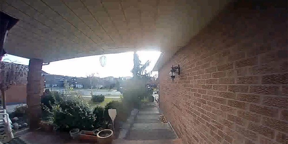 VIDEO: mājas durvju kustības sensora kamera nofilmē rēgu