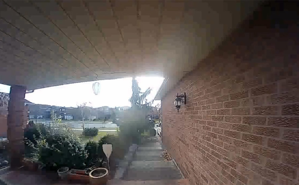 VIDEO: mājas durvju kustības sensora kamera nofilmē rēgu