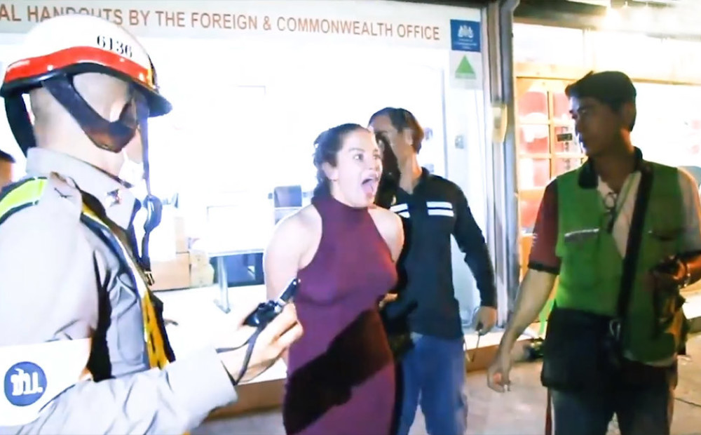 VIDEO: sadzērusies krievu tūriste Taizemē lamājas, spļaudās un sarīko skandālu