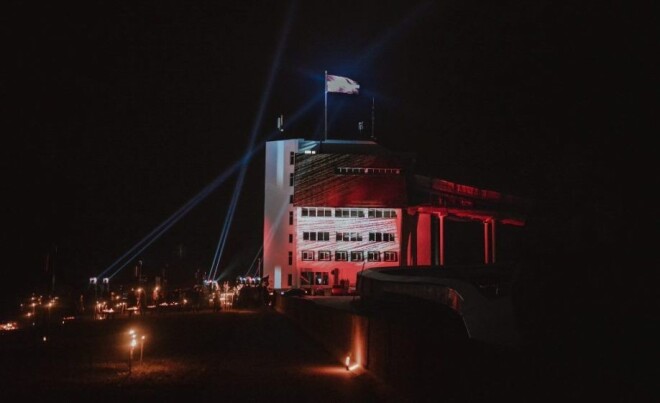 Virs Siguldas bobsleja trases plīvo monumentāls septiņus metrus garš Latvijas karogs – viens no augstākajiem mūsu valsts karogiem Latvijā.