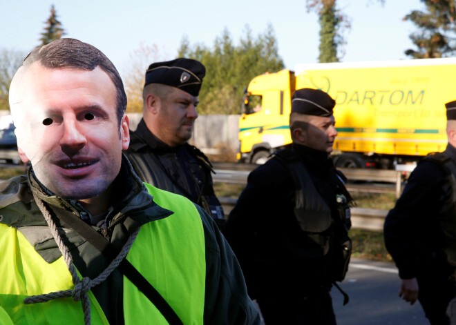 Francijā sestdien visā valstī notiek protesti pret degvielas cenu kāpumu un valdības plāniem palielināt degvielas nodokli, protestētājiem gatavojoties bloķēt ceļus un bremzēt satiksmi.