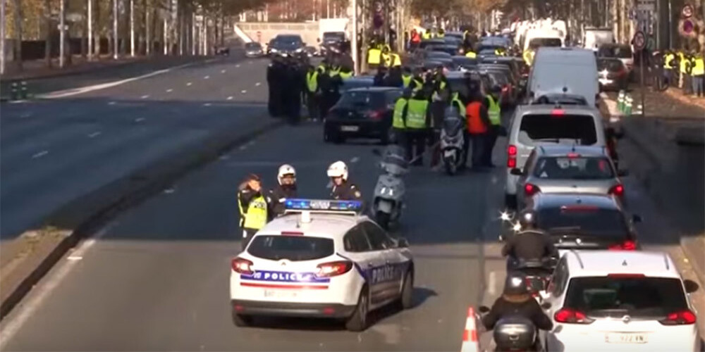 Protestos pret degvielas nodokļu celšanu Francijā gājusi bojā sieviete un desmitiem ievainoto