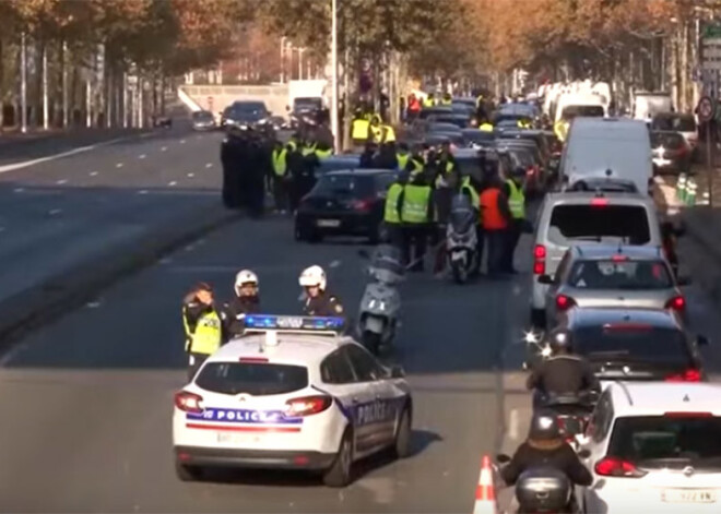 Protestos pret degvielas nodokļu celšanu Francijā gājusi bojā sieviete un desmitiem ievainoto