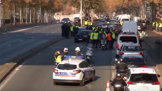 Policija paziņoja, ka trīs no ievainotajiem atrodas nopietnā stāvoklī. 