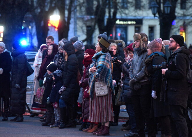 Pie Brīvības pieminekļa saullēktā notiek Latvijas rīta ieskandināšana.