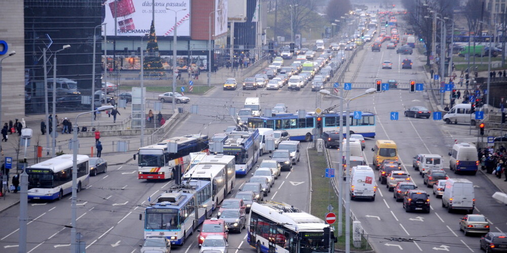 В центре Риги затруднено движение: рижан и гостей столицы просят пересесть на общественный транспорт