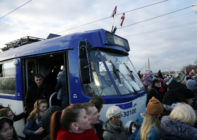 Latvijas simtgades vakarā Rīgas centrā apgrūtināta satiksme