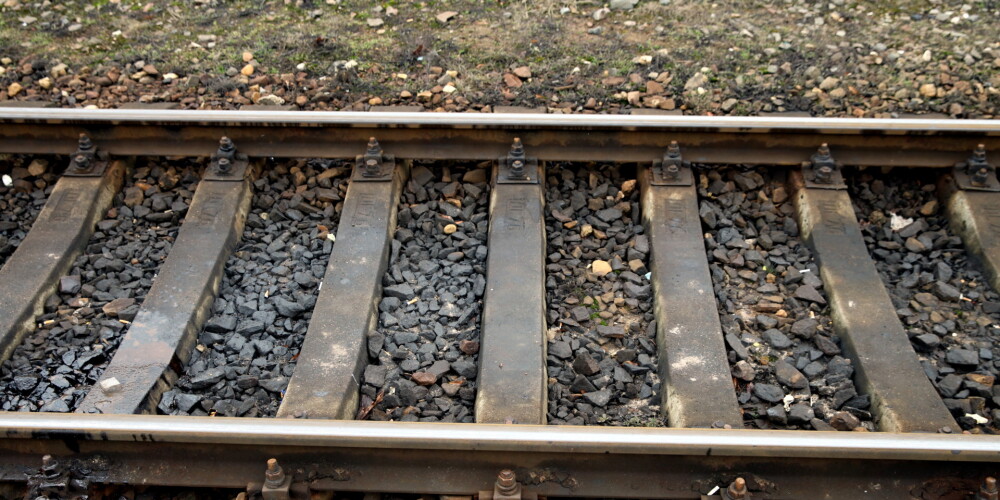 Pļaviņās pie dzelzceļa sliedēm atrod mirušu 39 gadus vecu vīrieti
