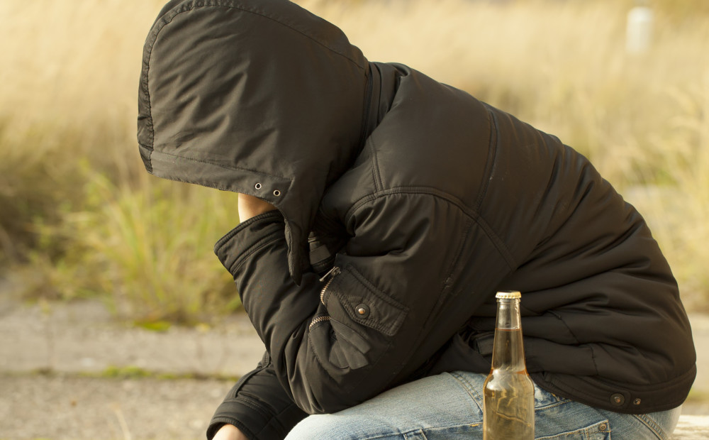 Zemgalē 13 un 15 gadus vecus pusaudžus atrod aizmigušus ārā stiprā alkohola reibumā