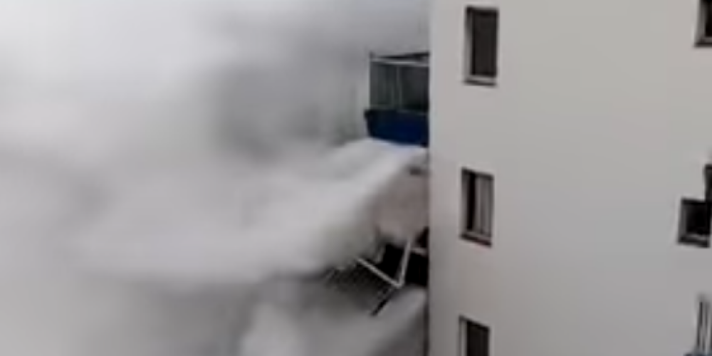 Гигантские волны обрушили балконы отеля на Тенерифе. Видео!