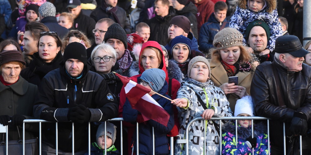 Выкинули из электрички, дети падали в давке: многие чудом избежали несчастья на празднике Латвии