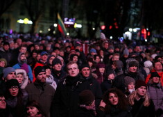 Cilvēki koncertuzveduma "18.11" laikā Latvijas valsts Republikas proklamēšanas 100.gadadienā pie Brīvības pieminekļa.