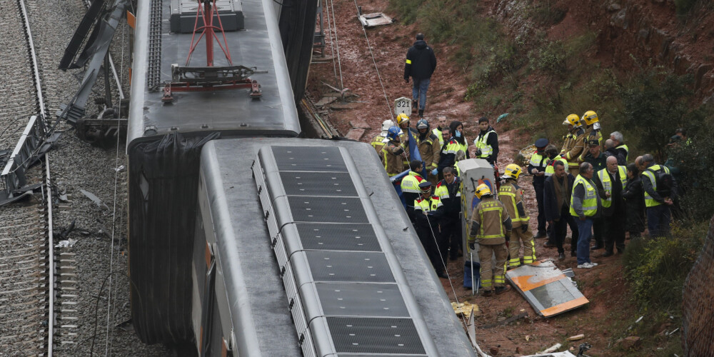 Zemes nogruvuma dēļ Spānijā avarē vilciens ar 150 pasažieriem