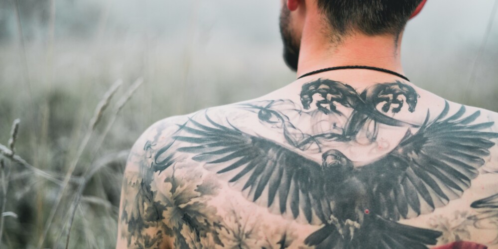 Paliekošs sveiciens valsts svētkos: brāļi-tetovētāji velta Latvijai episku tetovējumu