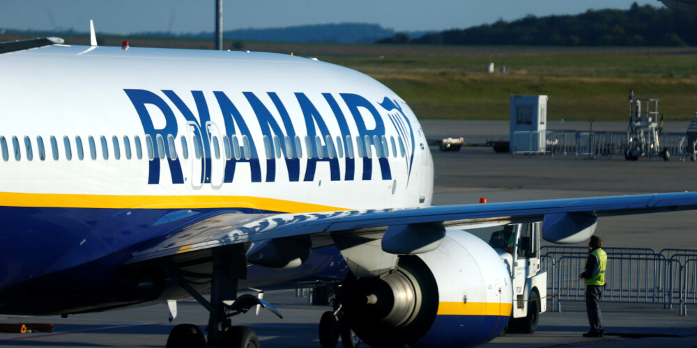 Pasažieri nikni – neskatoties uz tehniskām kļūmēm, "Ryanair" par pakalpojumiem iekasē paaugstinātu maksu