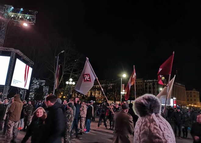 Kremļa aģentus un nacistu medniekus sadusmo ugunskrusts pie Brīvības pieminekļa