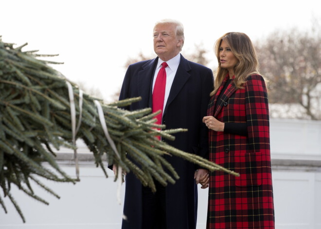 Melānija un Donalds Trampi sagaida Ziemassvētku eglīti.