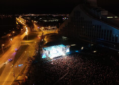 FOTO: "Instrumenti", Renārs Kaupers un "Cosmos" koncertā „Mīlestības vārdā. 18+” pulcē tūkstošus