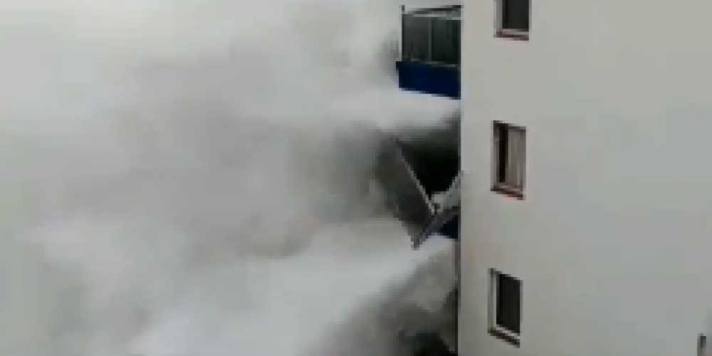 Aculiecinieka video: milzu viļņi Tenerifē sadragā daudzdzīvokļu namu balkonus