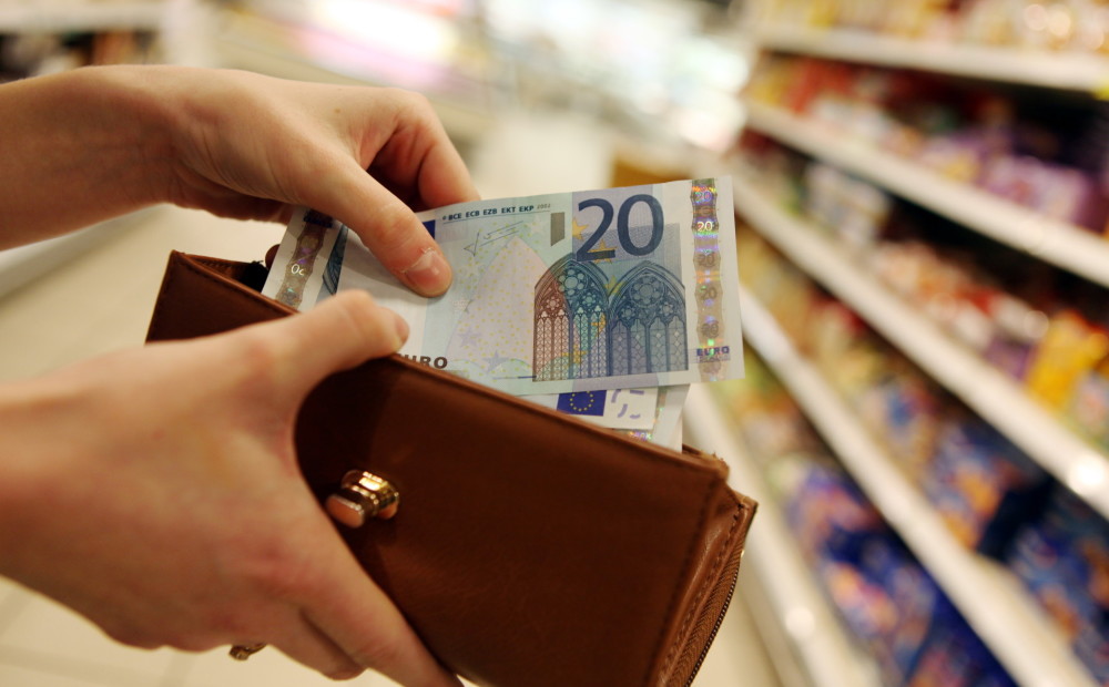Jaunā aptaujā noskaidrojies, ka latvieši eiro naudu 