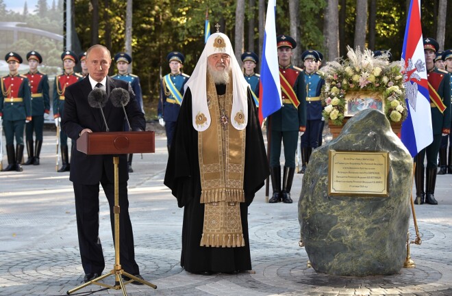 Krievijas prezidents Vladimirs Putins un Krievzemes patriarhs Kirils krievu “militārā cietokšņa baznīcas” pamatakmens ielikšanas ceremonijas laikā.